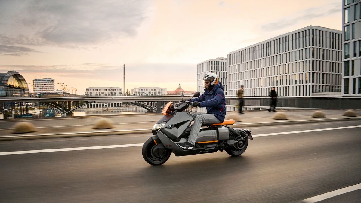 BMW zhmotňuje koncept elektrického skútru. Model CE 04 vypadá jako ze sci-fi